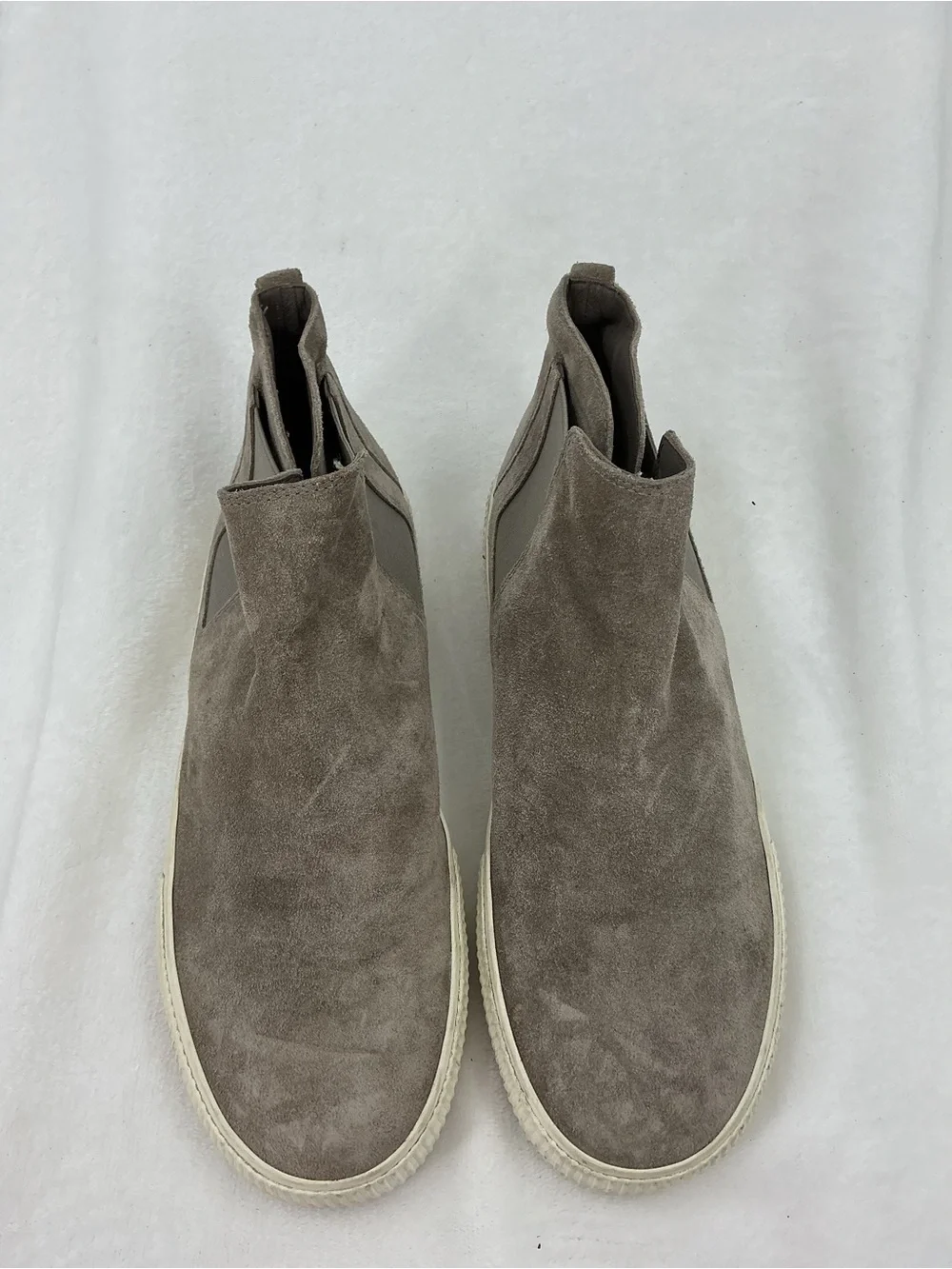 Vince Men's Taupe Suede Chukka Boots B49
